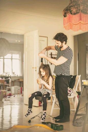 50 Father Daughter Photos That'll Melt Your Heart - Hongkiat Sibling Poses, Father Daughter Photos, Father Daughter Tattoos, Father Daughter Photography, Baby Boy Newborn Pictures, Dad Baby, Dad Daughter, Clothing Photography, Cute Family