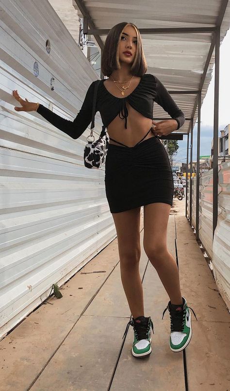 Conjuntinho all black com cropped e saia, tênis air jordan verde Club Outfits Sneakers, Outfits With Air Jordans, Air Jordan Outfit, Jordans Sneakers Outfit, 90s Fashion Outfits Hip Hop Party, Air Jordans Women, Casual Party Outfit, Clubbing Outfits, Sneakers Street Style