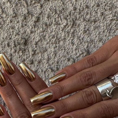 𝐍𝐀𝐈𝐋𝐒 𝐁𝐘 𝐀𝐔𝐕𝐄   ❥ on Instagram: "Gold chrome nails 🌞✨🍯⚡️🥂 en amouuuur pour cette pose!!!!  Chrome gold @aliexpressfr Capsules @mdinfinity_fr   #chrome #chromenails #nailschrome #gold #goldnails #nailsgold #goldchrome #chromegold #aliexpress #nails #nail #nailsart #nailart #nailsofinstagram #nailsnailsnails #nailsdesign #nailsoftheday #pinterestnails #longnails #squarenails #coffin #coffinnails #summernails #nailssummer #augustnails #nailsmagazine #marmande #bordeaux #bordeauxnails #nailsinspiration" Gold Chrome Nails Coffin, Gold Monochrome Nails, White Gold Chrome Nails, Short Natural Chrome Nails, Gold Chrome Nails Designs Almond, Turquoise Gold Nails, Gold Coffin Nail Ideas, All Gold Nails, Gold Geometric Nails