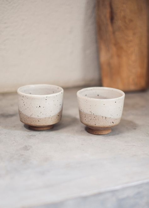 We love the organic shape and rustic textures of our Pepita Matcha cup. Handmade in Oaxaca, Mexico. Ideal for your morning matcha, the Pepita mug was handcrafted in a ceramic studio in Oaxaca. This design is made in collaboration with talented Mexican artist Rodrigo Treviño. The rustic, textured material gives relief to this stylized cup with Japanese inspiration. Developed in a range of natural creamy whites and beiges, this cup will suit any minimalist kitchen. Production Glazed ceramic mug wi Ceramic Cortado Cup, Ceramic Cups Designs, Minimalist Ceramic Mug, Ceramic Matcha Cup, Coffee Cup Ceramic, Diy Ceramic Mugs, Pottery Vibes, Wildflower Cafe, Minimalist Ceramics