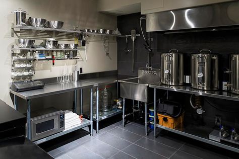 7 tips to fun & functional brew rooms Home Brewery Design, Garage Brewery, Basement Brewery, Brew Room, Beer Room, Brewery Decor, Homebrew Setup, Brewery Bar, Beer Brewing Equipment