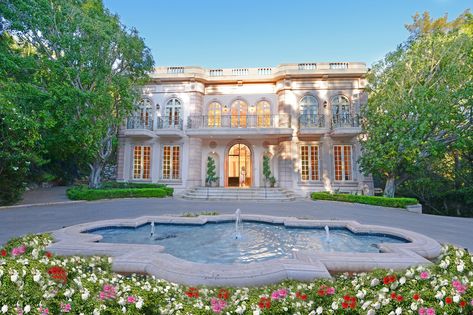 Modern Day Versions of Versailles - WSJ French Style Mansion, French Mansion, French Palace, European Palace, Holmby Hills, Manchester Nh, Fancy Houses, Los Angeles Homes, Le Chateau