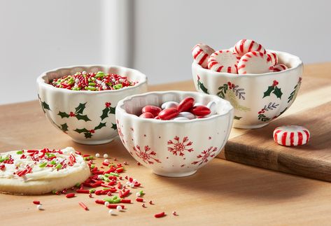 Christmas Pottery Bowl, Christmas Bowl Ceramic, Christmas Candy Bowl, Christmas Bowls, Holiday Dips, Nutcracker Sweet, Christmas Bowl, Display Coffee Table, Small Snacks