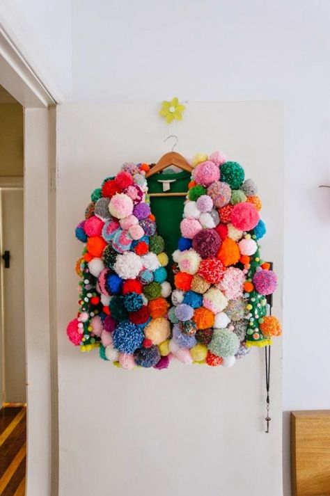 Pom Pom Sweater, Stil Boho, Burning Man, Pom Poms, Diy Fashion, Wearable Art, Knitting Pattern, Diy Clothes, The Wall