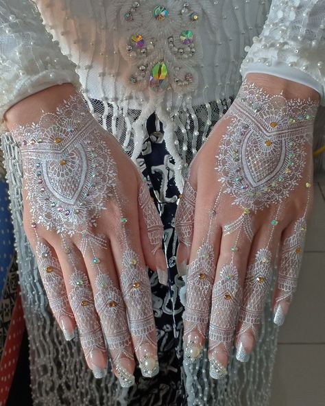 White Henna Designs Simple, Henna Putih Pengantin Simple, White Henna Wedding Simple, Henna White Wedding, Henna Wedding Putih, Henna Art Wedding, Hena Pengantin, White Wedding Henna, Henna Pengantin