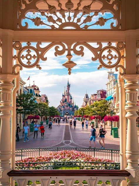 Disneyland Ideas, Alice In Wonderland Pictures, Paris Disneyland, Disneyland Attractions, Experiential Design, Disneyland Photos, Disney Paris, Luxury Travel Destinations, Disneyland (paris)