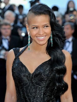 I don't like it on her. It makes her head very round... This is almost a different look. Definitely not the grungy sidecut. Hot Hairstyles, Mexican Hairstyles, Natural Makeup Style, Cassie Ventura, Half Shaved Hair, Half Shaved, Side Braid Hairstyles, African Models, Curly Girl Hairstyles