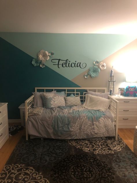 Beautiful teal huges make this bedroom a true statement, perfect for the growing tween girl Teal Bedroom Wall Ideas, Teal Bedroom Ideas Kids, Tourquise Bedroom Walls, Preteen Girls Bedroom Ideas Blue, Turqoise Bedroom Ideas, Teal Kids Bedroom Ideas, Teal Teenage Girl Bedroom, Aqua Bedroom Ideas For Adults, Girls Teal Room