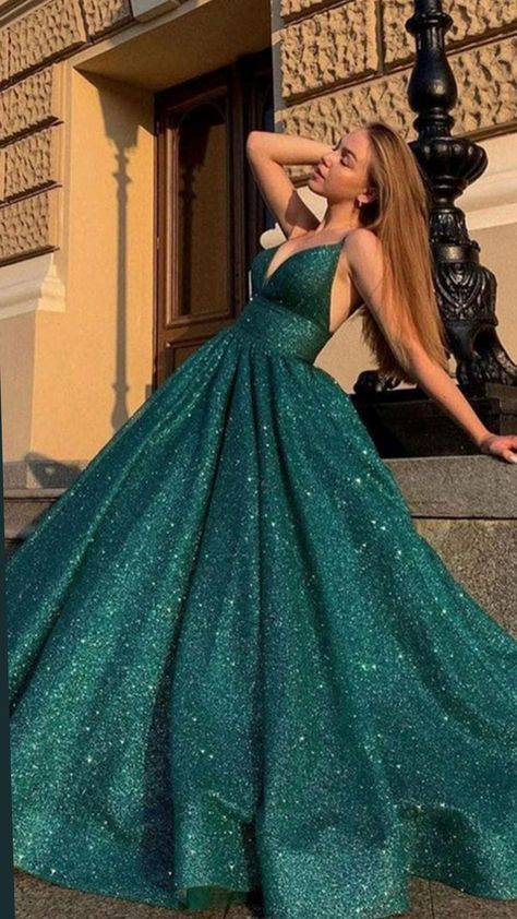 Green Grad Dress, Semi Formal Mujer, Green Ball Gown, Sparkly Prom Dress, Stunning Prom Dresses, Prom Ball Gown, Elegant Prom Dresses, Prom Dress Inspiration, Cute Prom Dresses