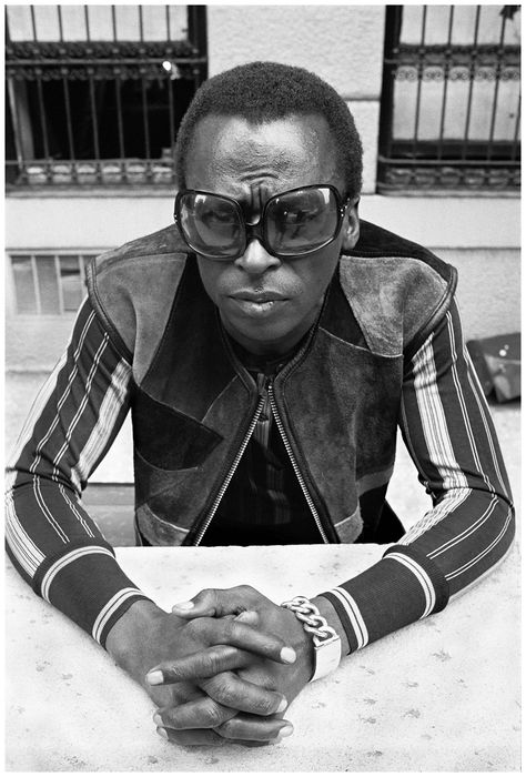 Miles Davis in New York City, ca. 1969. [2140x3164] Photo credit: Don Hunstein Francis Wolff, Arte Jazz, Barbara Streisand, Jean Seberg, Photo Star, Michael Bolton, Jazz Poster, Christian Slater, Romeo Santos