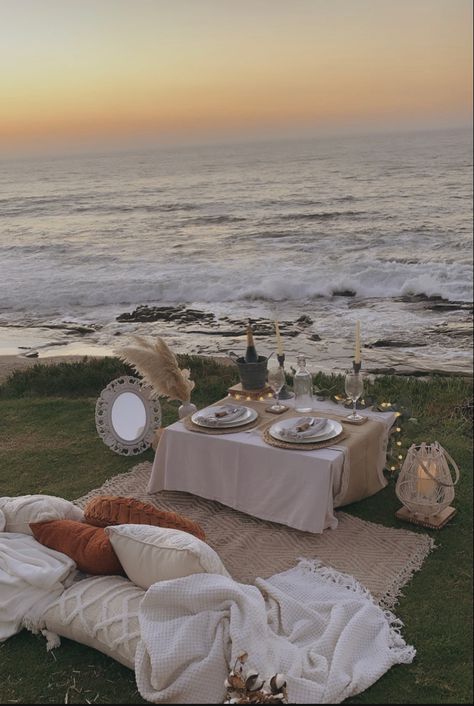 Beach Picnic For 2, Luxury Picnic For 2, Fall Luxury Picnic, Picnic For 2 Romantic, Proposal Picnic Set Up, Fall Picnic Aesthetic, Boho Beach Picnic, Romantic Beach Picnic, Beach Picnic Party