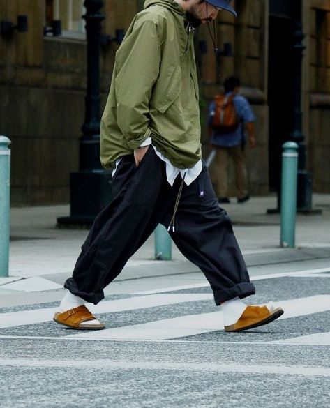 Sandals With Socks Outfit, Japan Fashion Street Men, Socks And Sandals Outfit, Socks Outfit Men, Japan Men Fashion, Tokyo Outfits, Japanese Street Fashion Men, Wide Cropped Pants, Japanese Mens Fashion