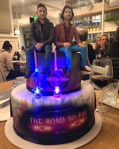 Supernatural Birthday Cake, Supernatural Cake, Supernatural Birthday, Supernatural Drawings, Supernatural Actors, Supernatural Pictures, Tv Food, Supernatural Memes, Supernatural Fans