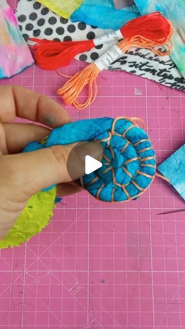 Fabric Rope How To Make, Handmade Gift Baskets, Coiled Baskets Tutorial, Coil Basket Weaving, Cord Crafts Diy, Easy Basket Weaving, Fabric Coil Basket, Coiled Rope Basket Diy, Fabric Vessels