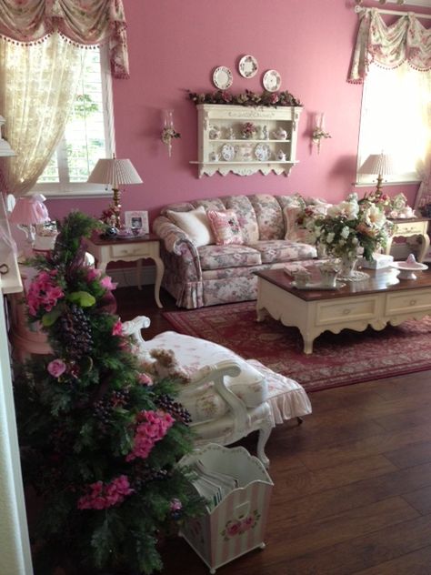 Lounge Shabby Cottage Living Room, Jobless Monday, Shabby Chic Lounge, Shabby Chic Living Room Design, Beautiful Houses Inside, Cottage Core Home, Shabby Chic Decor Living Room, Lounge Rooms, Cottage Style Interiors