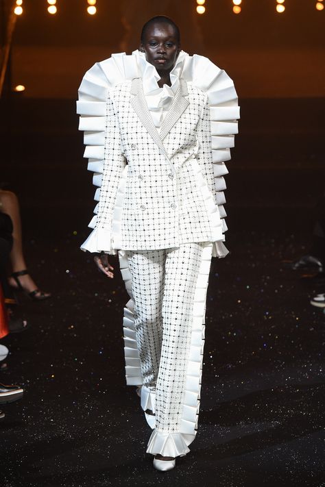 Viktor & Rolf Fall 2018 Couture Fashion Show Collection: See the complete Viktor & Rolf Fall 2018 Couture collection. Look 7 Victor And Rolf, Reworked Fashion, White Clothing, Viktor Rolf, Futuristic Fashion, Couture Details, Viktor & Rolf, Sonia Rykiel, Fashion Show Collection