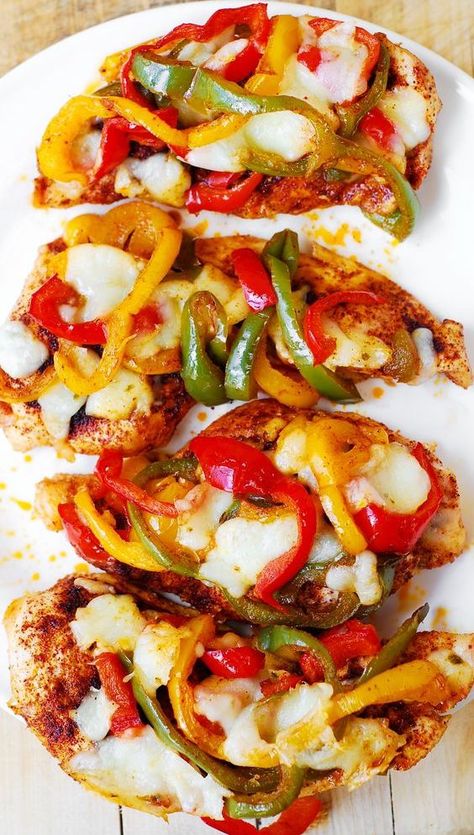 Cheesy Fajita Chicken Bake with Bell Peppers – gluten free, Mexican-style recipe. Easy Pasta Recipes Quick, Food Suggestions, Fajita Chicken, Resep Pasta, Baked Chicken Fajitas, Popular Food, Chicken Bake, Chicken Breast Seasoning, Gluten Free Recipes For Dinner