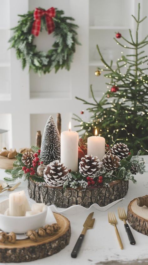 Pinecone Diy Crafts, Cabin Christmas Decor Ideas, Christmas Decor With Candles, Easy Holiday Centerpieces, Pine Decoration Ideas, Diy Centerpieces Christmas, Christmas Basket Decoration Ideas, Christmas Table Centrepiece Ideas, Christmas Island Centerpiece Ideas