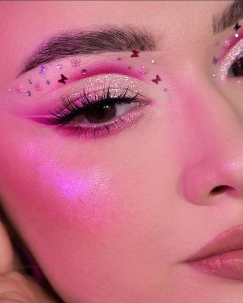 Rihanna Pink Makeup, Pink White Eyeshadow, Pink Concert Makeup Ideas, Pink Face Makeup Halloween, Pink Fairy Eye Makeup, Pink Pony Club Makeup, Pink Emo Makeup, Pink Glitter Eyeshadow Looks, Halloween Makeup Pink