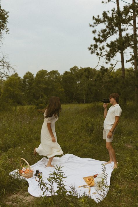 Samantha + Tony’s Picnic Date Session in Shoreview, MN — @katarinaherphotography Romantic Picnic Pictures, Picnic In The Park Photoshoot, Field Picnic Photoshoot, Pizza Picnic Photoshoot, Picnic Engagement Session, Activity Photoshoot, Couple Photoshoot Picnic, Vintage Picnic Photoshoot, Picnic Date Photoshoot