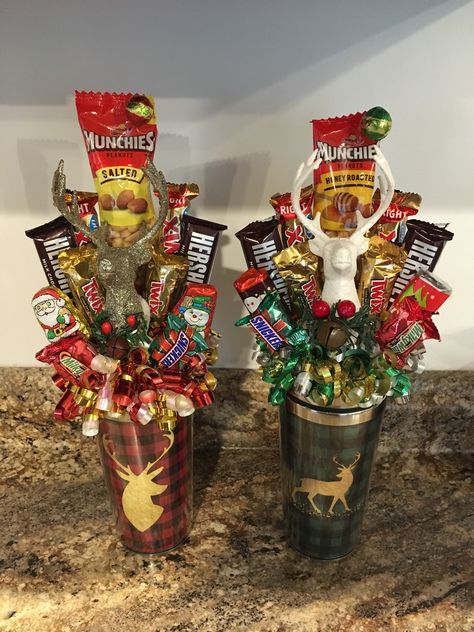 Tumbler Bouquet Diy, Tumbler Bouquet, Candy Bar Bouquet, Christmas Candy Crafts, Candy Arrangements, Christmas Gift Baskets Diy, Christmas Candy Gifts, Candy Cup, Candy Bouquets