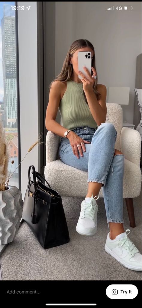 Lunch Outfit Summer, Lots Of Followers, Famous On Instagram, Sneakers Outfit Summer, White Sneakers Outfit, Lunch Outfit, Pictures People, Outing Outfit, Looks Jeans