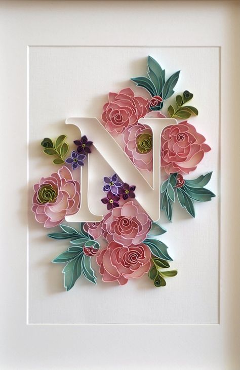 Quilling Letters Tutorial, N Letter Craft, Quilling Name Plate Ideas, Quling Ideas Beautiful, Quiling Paper Ideas, Diy Quilling Crafts, Quilling Flower Designs, Quilling Letters, Arte Quilling