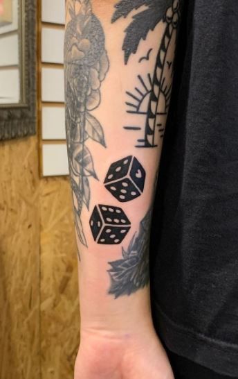 Dice Tattoos, Simple Black Tattoos, Small Black Tattoos, Dice Tattoo, Cute Matching Tattoos, Cool Shoulder Tattoos, Tattoo Me, Tattoo Spots, Traditional Tattoo Sleeve