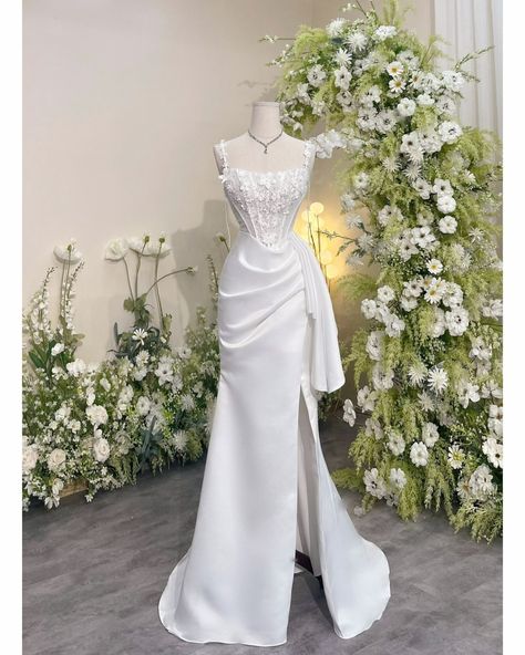 The wedding dress design, mermaid form with a thigh-high split, the chest is very meticulously attached. It will never let you down when you wear it in your wedding day ____ GEM Bridal | Wholesale Supplier Luxury Wedding Dress Custom-made Whatsapp: +84 961.145.0701 Worldwide Shipping Split Wedding Dress, Wedding Dress Design, Wife Material, Wedding Planning Guide, Luxury Wedding Dress, Planning Guide, Let You Down, Gown Wedding Dress, Dress Design