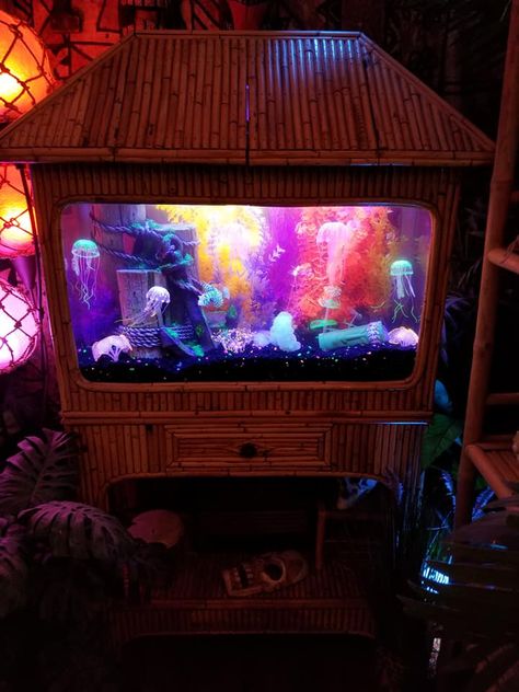 Fake aquarium inside old tv. Jellyfish from amazon. Old Tv Aquarium, Fake Fish Tank Diy, Fake Jellyfish Tank, Fake Aquarium Diy, Fake Aquarium, Aquarium Aesthetic, Fake Fish Tank, Tropical Room, Aquarium Pictures