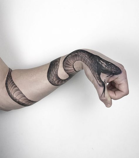 A snake wrapped around girl's forearm, with the head on the side of her hand. Snake Around Arm Tattoo, Black Snake Tattoo, Around Arm Tattoo, Serpent Tattoo, Cool Arm Tattoos, Snake Tattoo Design, Forearm Tattoo Women, Arm Sleeve Tattoos, Diy Tattoo