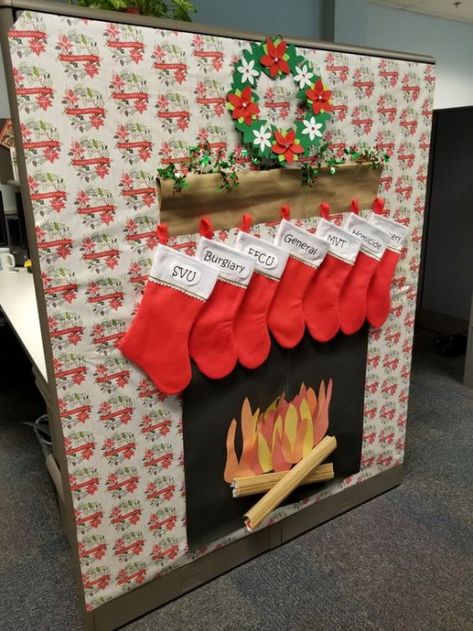 Natal, Christmas Cubby Decorations, Cubicle Decor Ideas Christmas, Christmas Office Decorations Cubicles Easy, Christmas Decor Desk Office, Holiday Cube Decorating Ideas, Cubicle Fireplace Christmas, Seasonal Cubicle Decor, Christmas Decoration Office Cubicles