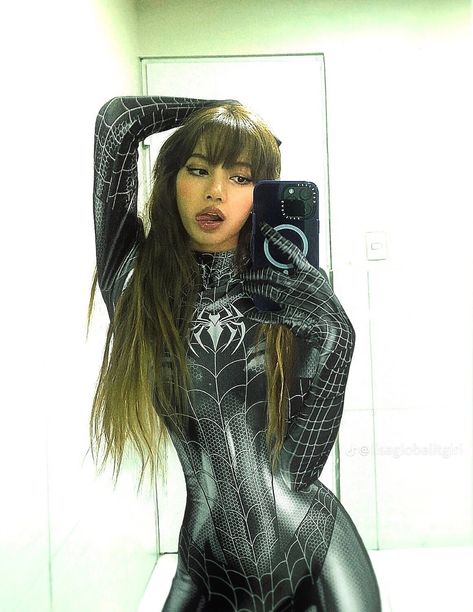 Spider Woman Costumes, Spiderman Halloween Costume, Venom Costume, Spiderman Outfit, Image Moto, Spiderman Costume, Spiderman Cosplay, Pretty Halloween Costumes, Cute Couple Halloween Costumes