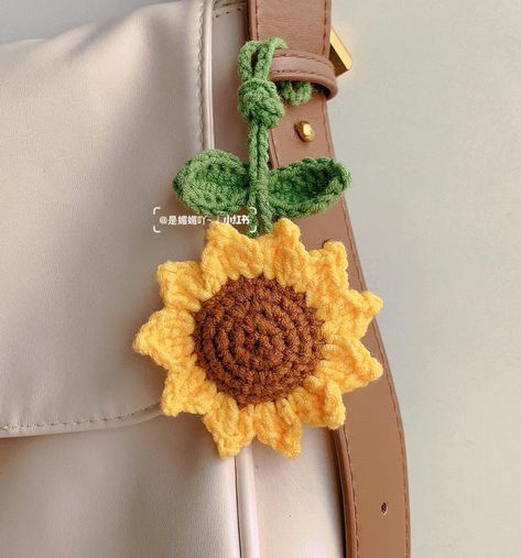 Bag Charm Crochet, Crochet Flower Bag, Charm Crochet, Crochet Fairy, Beginner Crochet Tutorial, Crochet Keychain Pattern, Crochet Business, Crochet Sunflower, Crochet Clothing And Accessories