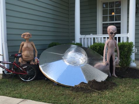 Homemade ufo with alien and et. Perfect for Halloween Alien Spaceship Halloween, Alien Invasion Halloween Decor, Ufo Halloween Decorations, Alien Decorations Space Theme, Alien Halloween Decorations, Alien Decorations, Halloween Yard Displays, Alien Halloween, Alien Party