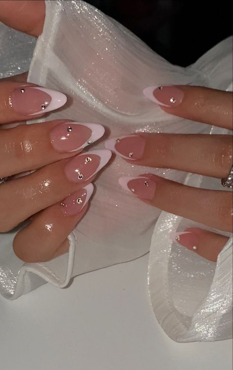 Cute Small Acrylic Nails Simple, Nails Design For Graduation, College Grad Nails, Graduation Pictures Nails, Nurse Graduation Nails, Almond Nails Graduation, Graduation Nails Natural, Nails For Graduation Pictures Short, Fun Graduation Nails