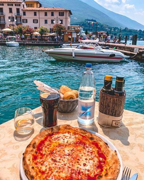 Italian Tour, Best Island Vacation, Solo Date, Italian Aesthetic, Vacation Meals, Italy Food, Italy Aesthetic, Travel Italy, Lake Garda