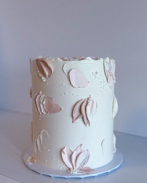 Monochromatic Cake Design, Nude Birthday Cake, Sugar Free Pastries, Cake Minimal, Nude Cake, Wave Cake, Wedding Cake Pearls, Buttercream Cake Designs, Cake Design Inspiration