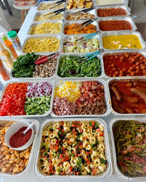 Pasta buffet 😋 Pasta Board Ideas, Pasta Buffet Wedding, Pasta Bar Ideas Buffet, Lunch Buffet Ideas, Wedding Pasta Bar, Pasta Bar Ideas, Spaghetti Bar, Buffet Bar Ideas, Pasta Bar Party