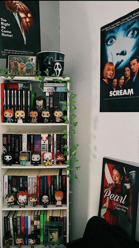 Y2k Maximalist Decor, Horror Movies Decor, Horror Inspired Room, Horror Movie Room Aesthetic, Horror Bedroom Aesthetic, Spooky Room Aesthetic, Horror Themed Room, Horror Bedroom Ideas, Horror Room Ideas