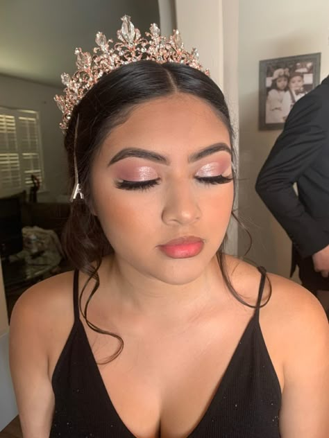 Makeup Inspo For Quince, Quince Makeup Light Pink, Light Pink Makeup For Quince, Blush Pink Quinceanera Makeup, Xv Pink Makeup, Sweet 16 Makeup Ideas Natural Pink, Rose Gold Quince Makeup Looks, Pink 15 Makeup, Quince Makeup Blush Pink