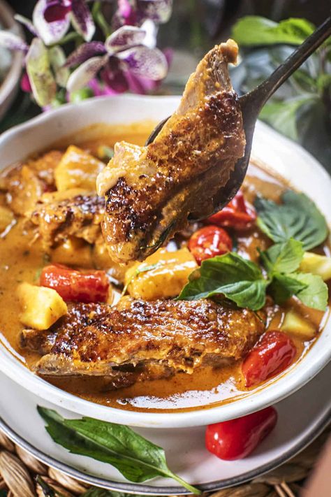 Vietnamese Duck Recipes, Duck Curry Recipes, Curry With Pineapple, Red Duck Curry, Duck Curry, Pineapple Curry, Crispy Duck, Roasted Duck, Roast Duck