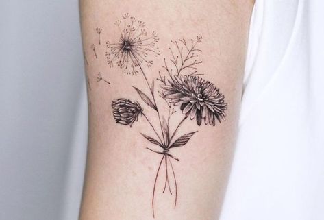 Watercolor Dandelion Tattoo, Dandelion Tattoo Meaning, Dandelion Tattoos, Dandelion Tattoo Design, Flower Of Life Tattoo, Wörter Tattoos, Dandelion Tattoo, Bouquet Tattoo, Wildflower Tattoo