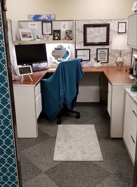 Cubicle Decor Office Minimalist, Cubical Office Decor Ideas, Work Office Cubicle Decor, How To Cover Cubicle Walls With Fabric, Cubicle Office Decorating Ideas, Office Desk Decor For Work Professional, Small Cubicle Organization, Cubicle Organization Ideas, Cute Cubicle Ideas