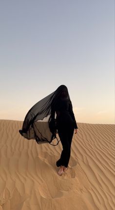 Arabian Nights Aesthetic, Sand Dunes Photoshoot, Dubai Photoshoot, Desert Outfit, Egypt Aesthetic, Desert Photoshoot, Desert Aesthetic, Dubai Vacation, Dubai Aesthetic