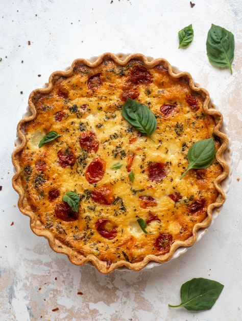 christmas caprese quiche Holiday Quiche, Christmas Caprese, Caprese Christmas, Nye Recipes, Caprese Quiche, Christmas Quiche, Broccoli Cheddar Quiche, Holiday Brunch Recipes, Tomatoes Mozzarella