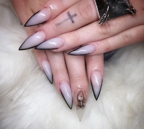 Deadly nails Ongles Goth, Nail Art Halloween, Witch Nails, Witchy Nails, Stiletto Nail Art, Gothic Nails, Goth Nails, Stiletto Nails Designs, Nails Polish