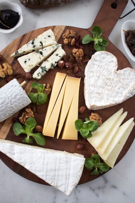 Cheese Plate Presentation, Easy Irish Recipes, French Cheese Plate, Cheese Platers, 7 Course Meal, French Cheese Board, Chestnut Soup, French Picnic, Traditional French Recipes