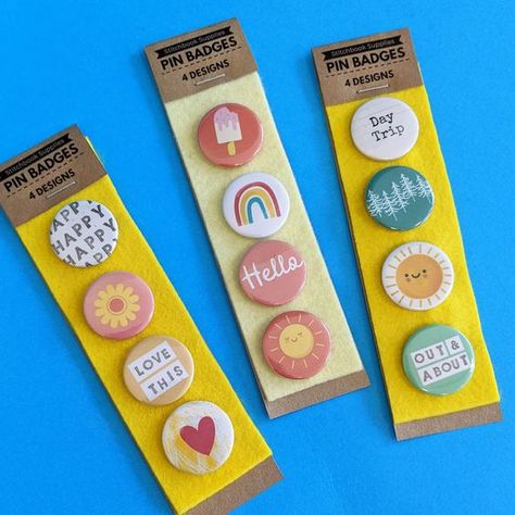 Pin Badge Packaging, Button Packaging Ideas, Creative Badges Ideas, Cute Pin Badges, Button Pin Packaging, Button Badge Design Ideas, Badge Design Ideas Diy, Button Pins Ideas, Button Pins Design