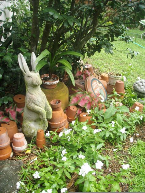 A little Beatrix Potter décor is a nice touch for your English cottage garden. The messy, slightly wild appearance of this landscaping style gives you ample opportunity to incorporate animal statuary. Just stick with rural country species like hedgehogs and rabbits Small Scale Gardening, English Garden Design, Rabbit Garden, English Cottage Garden, Homestead Survival, English Cottage, Garden Cottage, Country Gardening, Beatrix Potter